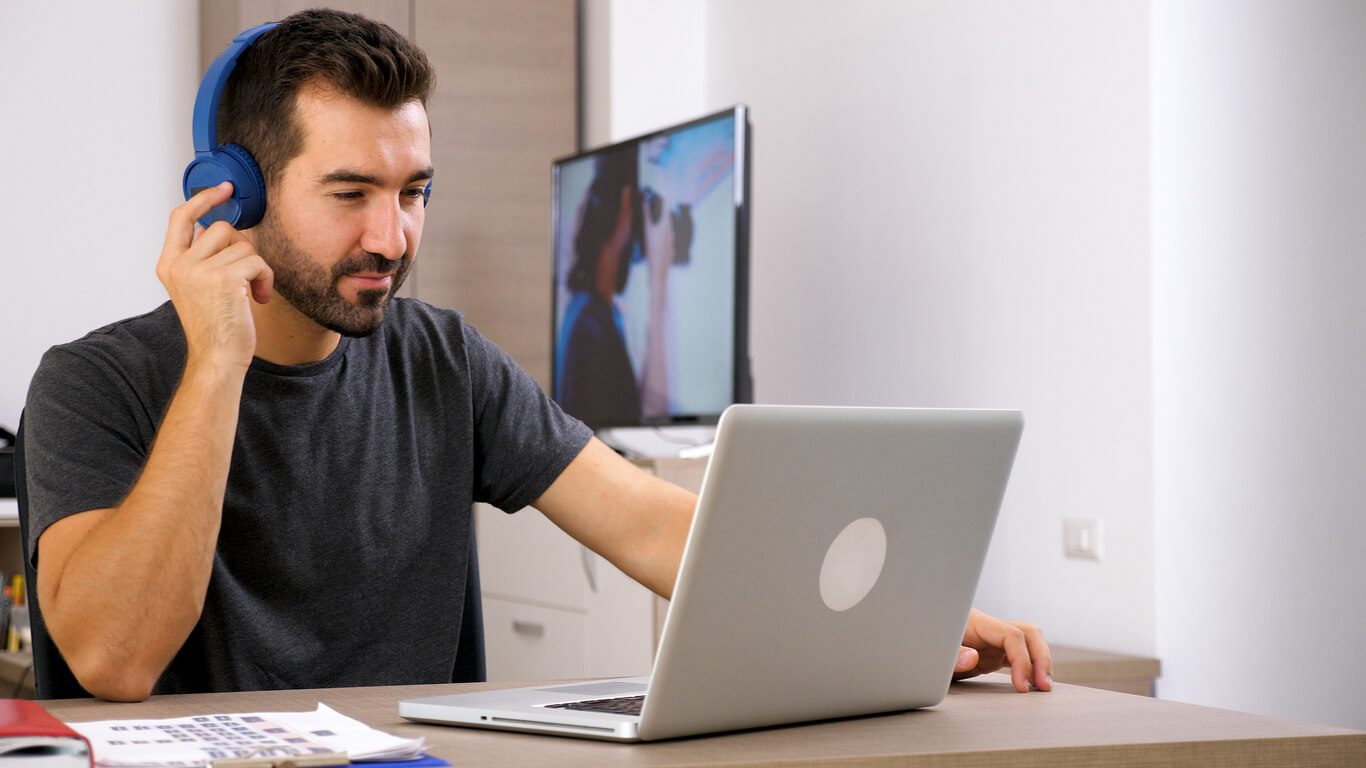 Australian Home Office Featuring Fast Internet Solutions